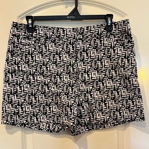 WHBM abstract design shorts in black, beige, & white.  Size 6. INSEAM 5”